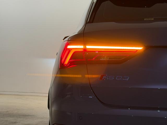 ＲＳ Ｑ３ ベースグレード　１オーナ－　Ｂａｎｇ　＆　Ｏｌｕｆｓｅｎ　　ＲＳスポーツエキゾーストシステム　ＲＳ　ダンピングコントロールサスペンション　ＲＳデザインパッケージ　カーボンエンジンカバー　ファインナッパレザー（66枚目）