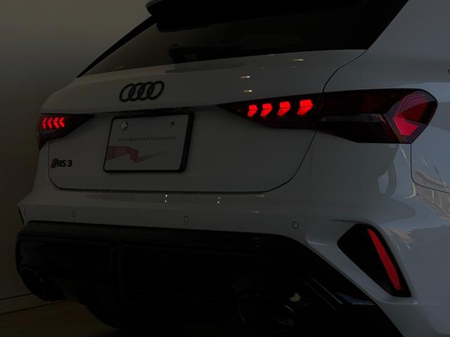 ＲＳ３スポーツバック ベースグレード　レザーシート　ＲＳダンピングコントロールサスペンション　ＲＳスポーツエギゾースト　ＲＳデザインパッケージレッド　ＳＯＮＯＳ３Ｄサウンドシステム　プライバシーガラス　カラードキャリパーレッド　認定中古車（12枚目）