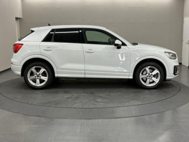 Q2 35TDIスポーツ メモリーナビ ETC ドライブレコーダー 衝突被害軽減ブレーキ アダプティブクルーズコントロール レーンキープアシスト 障害物センサー バックカメラ シートヒーター LEDヘッドライト アルミホイール(6枚目)