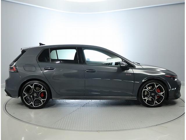 ゴルフＧＴＩ ベースグレード　フォルクスワーゲン認定中古車　サンルーフ　ＤＣＣ付き　トラベルアシスト　レーンキープアシスト　アダクティブクルーズコントロール　ハーマンカードン　ＥＴＣ２．０　純正アルミホイール（5枚目）