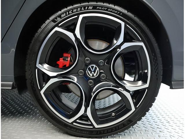 ゴルフＧＴＩ ベースグレード　フォルクスワーゲン認定中古車　サンルーフ　ＤＣＣ付き　トラベルアシスト　レーンキープアシスト　アダクティブクルーズコントロール　ハーマンカードン　ＥＴＣ２．０　純正アルミホイール（7枚目）