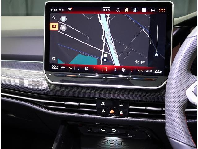 ゴルフＧＴＩ ベースグレード　フォルクスワーゲン認定中古車　サンルーフ　ＤＣＣ付き　トラベルアシスト　レーンキープアシスト　アダクティブクルーズコントロール　ハーマンカードン　ＥＴＣ２．０　純正アルミホイール（13枚目）