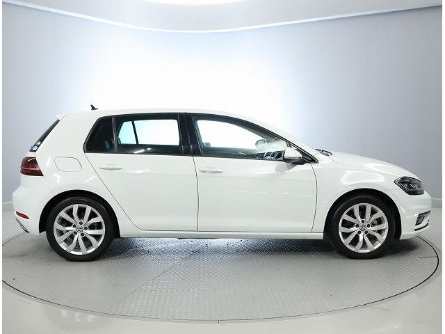 ゴルフ ＴＳＩハイライン　フォルクスワーゲン認定中古車　クルーズコントロール　ＬＥＤヘッドライト　オートホールド機能付き　純正インフォメーションディスプレイ　純正アルミホイール　バックモニター搭載　フルセグ（5枚目）