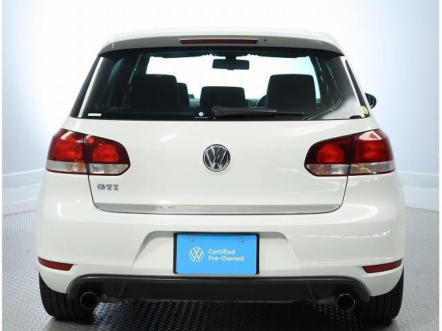 ゴルフ ＧＴＩ　保証無し　車検整備付き　ワンオーナー　禁煙車　ＴＳＩ２．０　　タイヤ残り溝多　キャンディーホワイト　　ＣＤ　オートエアコン　ＡＢＳ　チェック柄シート（4枚目）