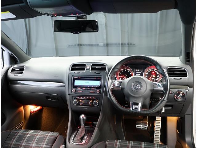ゴルフ ＧＴＩ　保証無し　車検整備付き　ワンオーナー　禁煙車　ＴＳＩ２．０　　タイヤ残り溝多　キャンディーホワイト　　ＣＤ　オートエアコン　ＡＢＳ　チェック柄シート（10枚目）