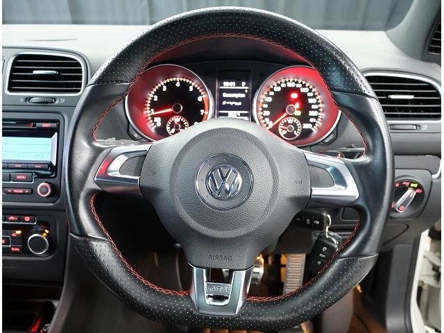 ゴルフ ＧＴＩ　保証無し　車検整備付き　ワンオーナー　禁煙車　ＴＳＩ２．０　　タイヤ残り溝多　キャンディーホワイト　　ＣＤ　オートエアコン　ＡＢＳ　チェック柄シート（11枚目）