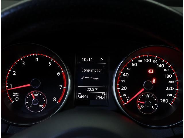 ゴルフ ＧＴＩ　保証無し　車検整備付き　ワンオーナー　禁煙車　ＴＳＩ２．０　　タイヤ残り溝多　キャンディーホワイト　　ＣＤ　オートエアコン　ＡＢＳ　チェック柄シート（12枚目）