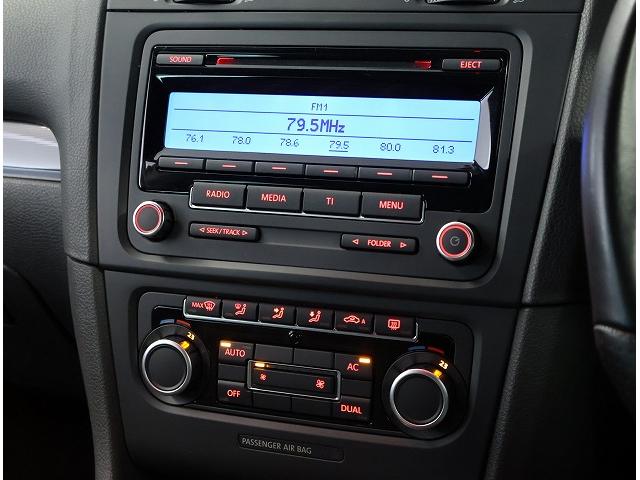 ゴルフ ＧＴＩ　保証無し　車検整備付き　ワンオーナー　禁煙車　ＴＳＩ２．０　　タイヤ残り溝多　キャンディーホワイト　　ＣＤ　オートエアコン　ＡＢＳ　チェック柄シート（13枚目）