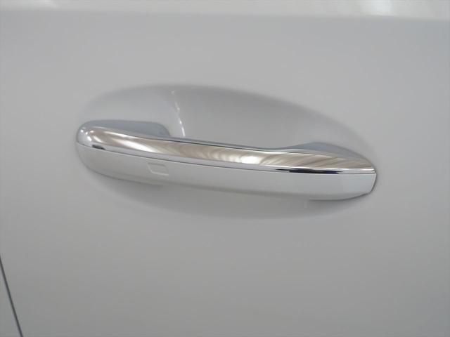 Ｃクラス Ｃ２００　アバンギャルド　ＡＭＧライン　ベーシックパッケージ　ＡＭＧライン　シートヒーター　シートエアコン　パワーシート　トランクスルー　フロアマット　コネクテッド機能　ナビ　ＣＤ　ミュージックサーバー　音楽プレーヤー接続（26枚目）