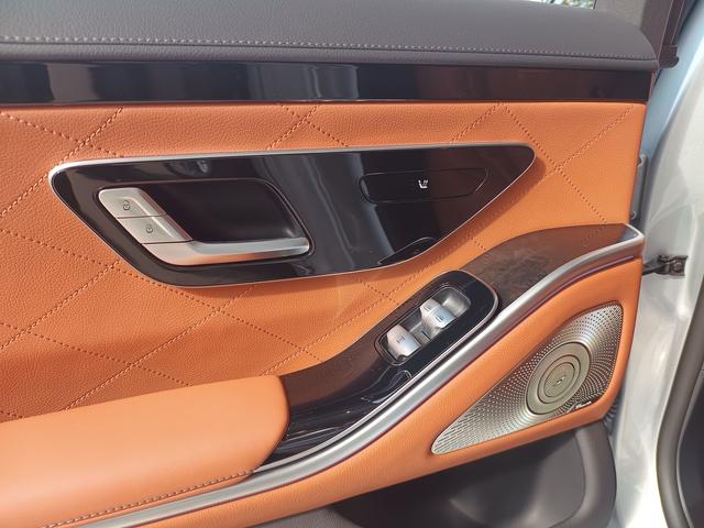 Ｓクラス Ｓ５００　４マチック　ＡＭＧラインパッケージ　レザーエクスクルーシブパッケージ　ベーシックパッケージ　ドライバーズパッケージ　Ｂｌｕｅｔｏｏｔｈ接続　ＥＴＣ　ＬＥＤヘッドライト　ＴＶ　アイドリングストップ（12枚目）