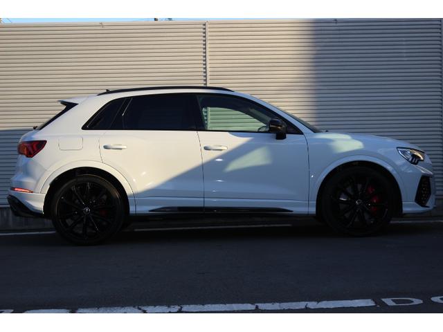 ＲＳ Ｑ３ ベースグレード　ＲＳスポーツエキゾースト　ＲＳデザインパッケージレッド　オプション２１インチアルミホイール　カラードブレーキキャリパーレッド　ブラックスタイリングパッケージ　認定中古車（15枚目）