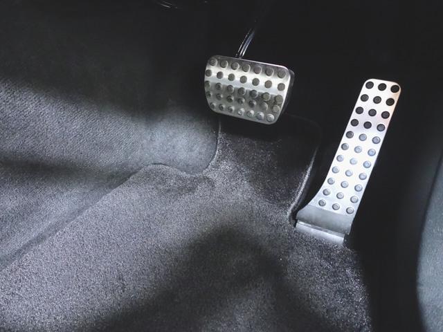 Ｃクラス Ｃ２００　ローレウスエディション　スポーツプラスパッケージ　レザーエクスクルーシブパッケージ　Ｂｌｕｅｔｏｏｔｈ接続　ＥＴＣ　ＬＥＤヘッドライト　ＴＶ　アイドリングストップ　クルーズコントロール　コネクテッド機能　サイドカメラ（9枚目）