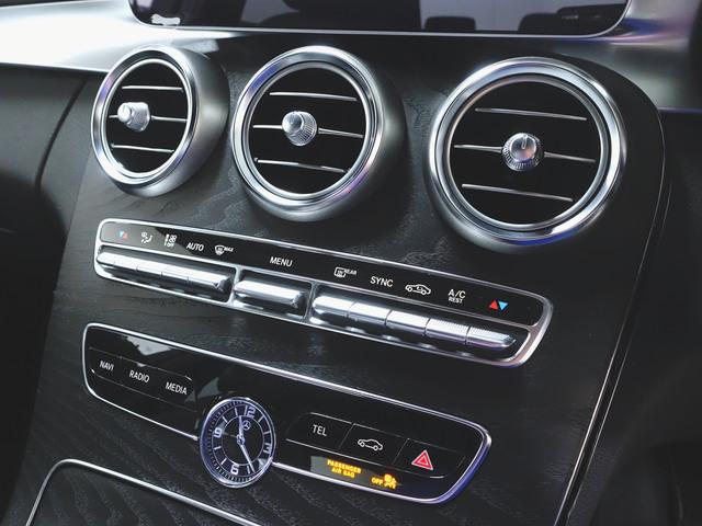 Ｃクラス Ｃ２００　ローレウスエディション　スポーツプラスパッケージ　レザーエクスクルーシブパッケージ　Ｂｌｕｅｔｏｏｔｈ接続　ＥＴＣ　ＬＥＤヘッドライト　ＴＶ　アイドリングストップ　クルーズコントロール　コネクテッド機能　サイドカメラ（18枚目）