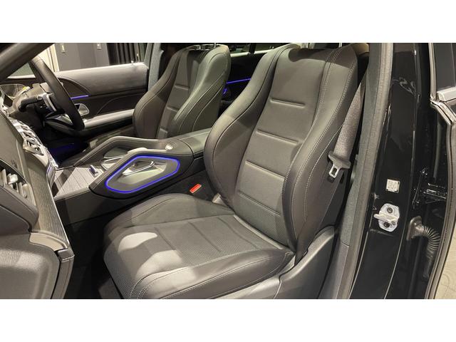 ウィンカー内蔵ドアミラーを開発したのは『メルセデス・ベンツ』です。他車からの視認性が高まり、事故の可能性を低減させています。更に、点灯部分はドライバーの視界に入らないように設計されています。