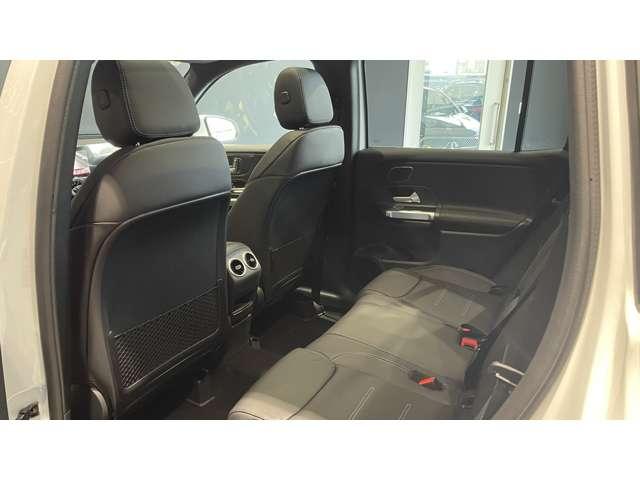 �h�A�n���h���ɂ͈���₷���O���b�v�`�󂪍̗p����Ă��܂��B��͖ʂ���͕s���ł����A����̎��̂̍ۂȂǁA�ԓ��Ɏc���ꂽ������~�o����ׁA�O������h�A���J���₷���悤�ɂȂ��Ă��܂��B