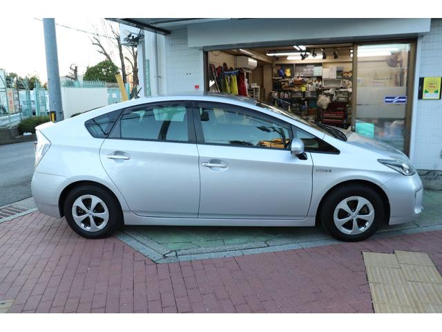 プリウス Ｓ　１オーナー・１年保証付き・純正ナビＴＶ・バックカメラ・ＥＴＣ・前後ドライブレコーダー・スマートキー・（7枚目）