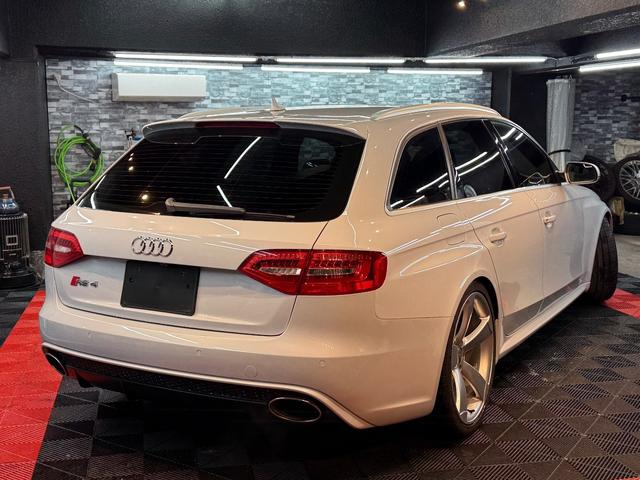 ＲＳ４アバント ４．２　４ＷＤ　スズカグレーＭ　衝突軽減　自動追従　パノラマスライディングルーフ　純正可変マフラー（2枚目）