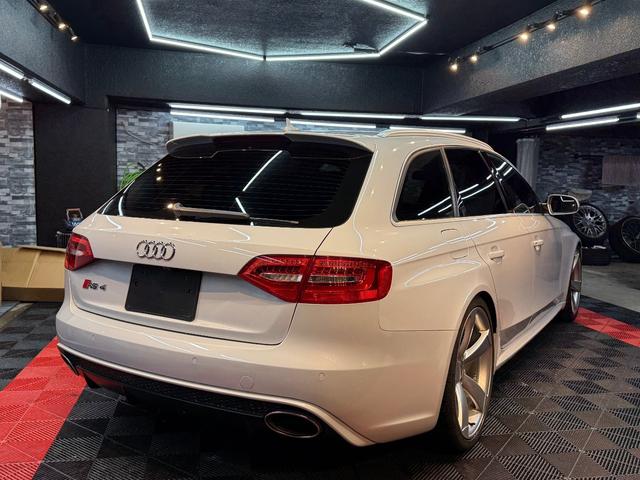 ＲＳ４アバント ４．２　４ＷＤ　スズカグレーＭ　衝突軽減　自動追従　パノラマスライディングルーフ　純正可変マフラー（10枚目）