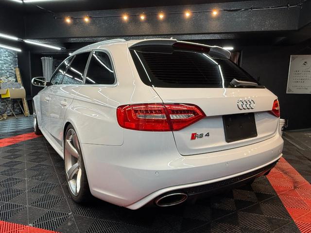 ＲＳ４アバント ４．２　４ＷＤ　スズカグレーＭ　衝突軽減　自動追従　パノラマスライディングルーフ　純正可変マフラー（11枚目）