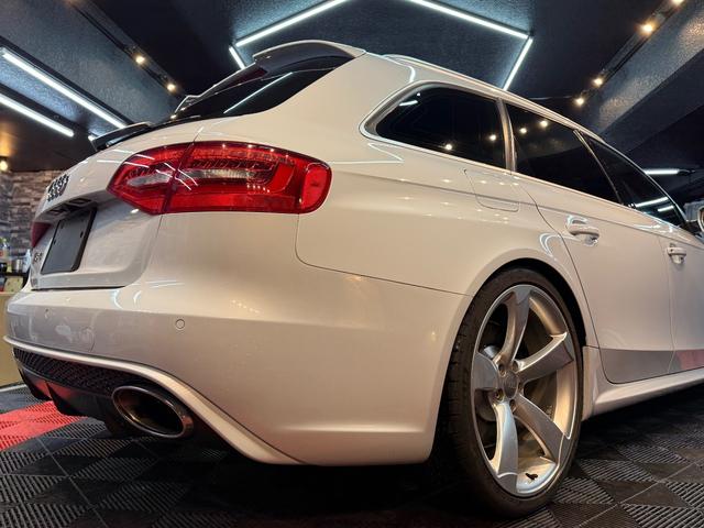 ＲＳ４アバント ４．２　４ＷＤ　スズカグレーＭ　衝突軽減　自動追従　パノラマスライディングルーフ　純正可変マフラー（24枚目）