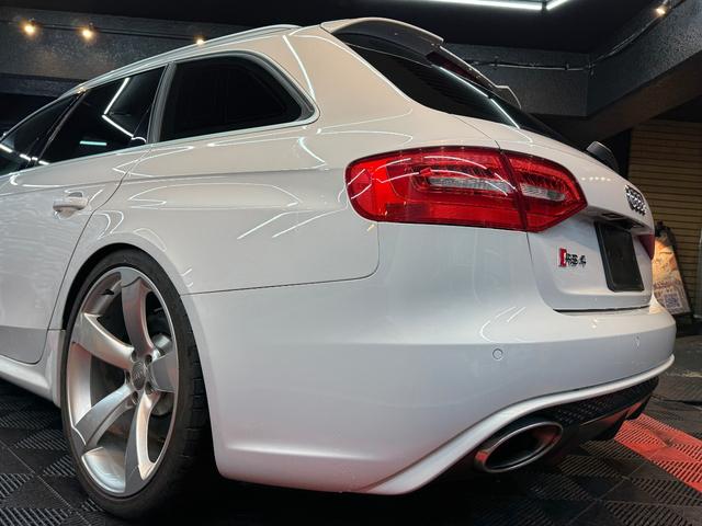 ＲＳ４アバント ４．２　４ＷＤ　スズカグレーＭ　衝突軽減　自動追従　パノラマスライディングルーフ　純正可変マフラー（25枚目）