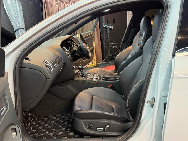 ＲＳ４アバント ４．２　４ＷＤ　スズカグレーＭ　衝突軽減　自動追従　パノラマスライディングルーフ　純正可変マフラー（32枚目）