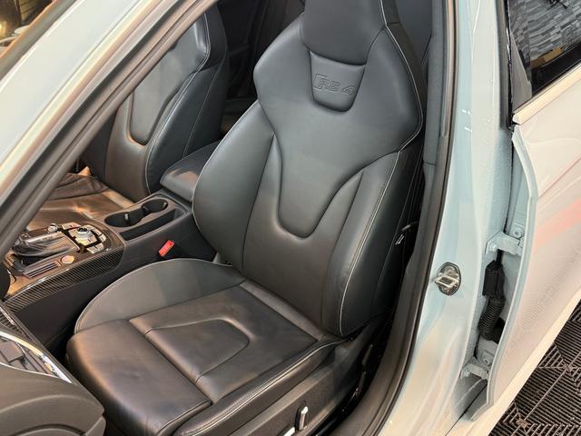 ＲＳ４アバント ４．２　４ＷＤ　スズカグレーＭ　衝突軽減　自動追従　パノラマスライディングルーフ　純正可変マフラー（33枚目）