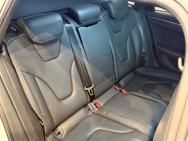 ＲＳ４アバント ４．２　４ＷＤ　スズカグレーＭ　衝突軽減　自動追従　パノラマスライディングルーフ　純正可変マフラー（36枚目）