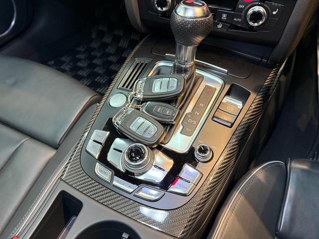 ＲＳ４アバント ４．２　４ＷＤ　スズカグレーＭ　衝突軽減　自動追従　パノラマスライディングルーフ　純正可変マフラー（47枚目）