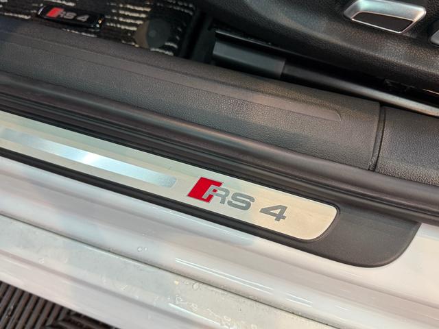 ＲＳ４アバント ４．２　４ＷＤ　スズカグレーＭ　衝突軽減　自動追従　パノラマスライディングルーフ　純正可変マフラー（60枚目）