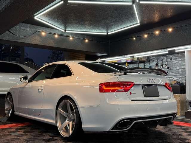 ＲＳ５ ベースグレード　４．２　４ＷＤ　スズカグレー　社外可変バルブマフラー　ＶＯＳＳＥＮ２０インチアルミ　リアディフューザー　リアスポイラー　車高調　強化イグニッションコイル　Ｖ８　４．２Ｌ　４５０ＨＰ（2枚目）