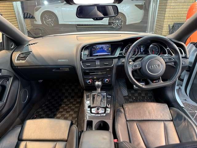 ＲＳ５ ベースグレード　４．２　４ＷＤ　スズカグレー　社外可変バルブマフラー　ＶＯＳＳＥＮ２０インチアルミ　リアディフューザー　リアスポイラー　車高調　強化イグニッションコイル　Ｖ８　４．２Ｌ　４５０ＨＰ（3枚目）