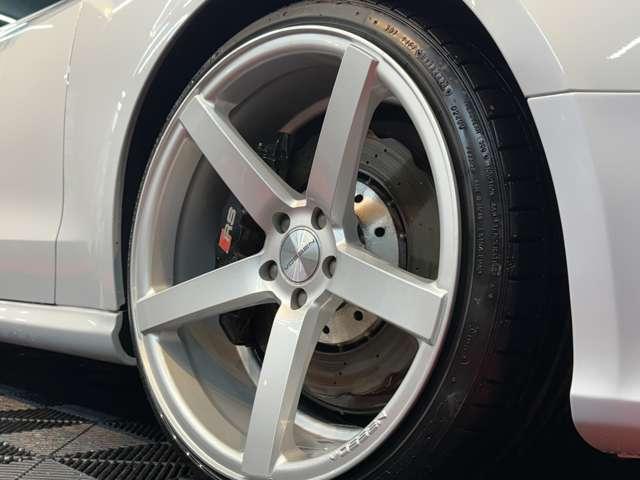 ＲＳ５ ベースグレード　４．２　４ＷＤ　スズカグレー　社外可変バルブマフラー　ＶＯＳＳＥＮ２０インチアルミ　リアディフューザー　リアスポイラー　車高調　強化イグニッションコイル　Ｖ８　４．２Ｌ　４５０ＨＰ（5枚目）