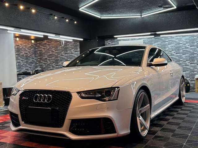 ＲＳ５ ベースグレード　４．２　４ＷＤ　スズカグレー　社外可変バルブマフラー　ＶＯＳＳＥＮ２０インチアルミ　リアディフューザー　リアスポイラー　車高調　強化イグニッションコイル　Ｖ８　４．２Ｌ　４５０ＨＰ（9枚目）