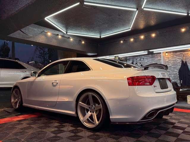ＲＳ５ ベースグレード　４．２　４ＷＤ　スズカグレー　社外可変バルブマフラー　ＶＯＳＳＥＮ２０インチアルミ　リアディフューザー　リアスポイラー　車高調　強化イグニッションコイル　Ｖ８　４．２Ｌ　４５０ＨＰ（11枚目）