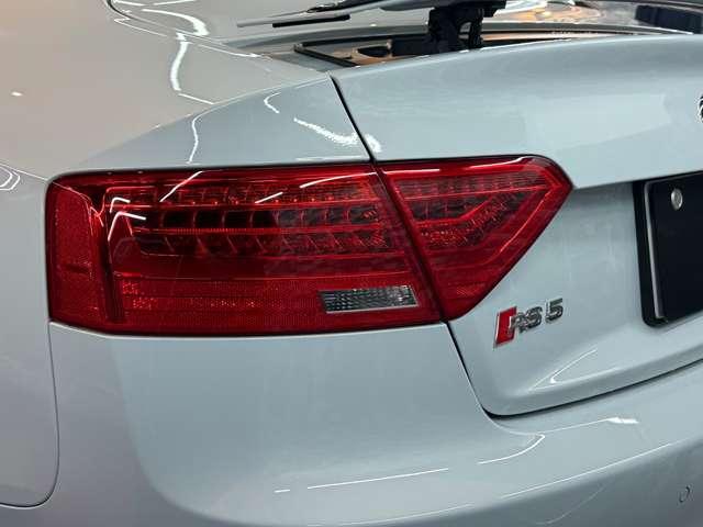 ＲＳ５ ベースグレード　４．２　４ＷＤ　スズカグレー　社外可変バルブマフラー　ＶＯＳＳＥＮ２０インチアルミ　リアディフューザー　リアスポイラー　車高調　強化イグニッションコイル　Ｖ８　４．２Ｌ　４５０ＨＰ（17枚目）