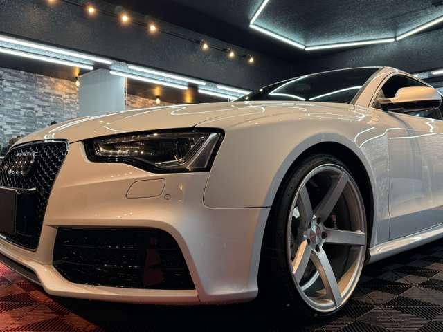 ＲＳ５ ベースグレード　４．２　４ＷＤ　スズカグレー　社外可変バルブマフラー　ＶＯＳＳＥＮ２０インチアルミ　リアディフューザー　リアスポイラー　車高調　強化イグニッションコイル　Ｖ８　４．２Ｌ　４５０ＨＰ（22枚目）