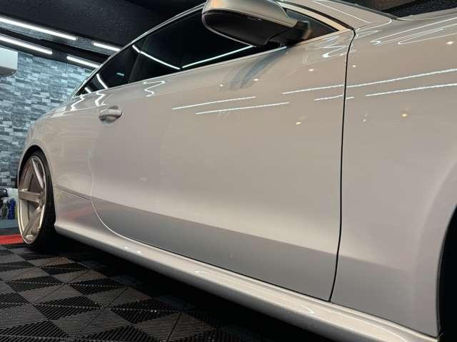 ＲＳ５ ベースグレード　４．２　４ＷＤ　スズカグレー　社外可変バルブマフラー　ＶＯＳＳＥＮ２０インチアルミ　リアディフューザー　リアスポイラー　車高調　強化イグニッションコイル　Ｖ８　４．２Ｌ　４５０ＨＰ（23枚目）