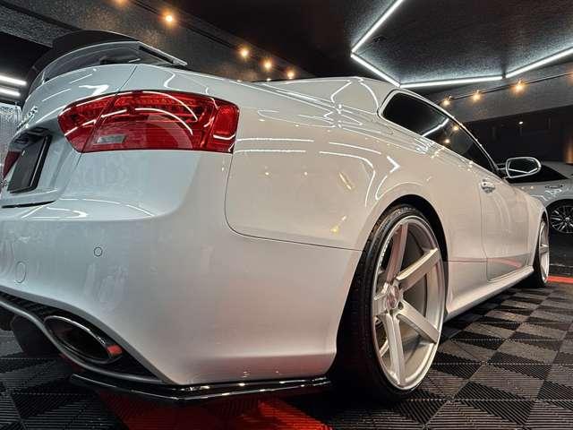 ＲＳ５ ベースグレード　４．２　４ＷＤ　スズカグレー　社外可変バルブマフラー　ＶＯＳＳＥＮ２０インチアルミ　リアディフューザー　リアスポイラー　車高調　強化イグニッションコイル　Ｖ８　４．２Ｌ　４５０ＨＰ（25枚目）