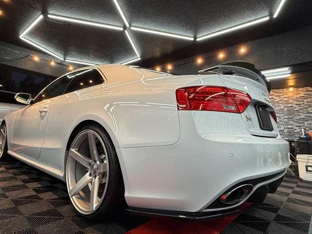 ＲＳ５ ベースグレード　４．２　４ＷＤ　スズカグレー　社外可変バルブマフラー　ＶＯＳＳＥＮ２０インチアルミ　リアディフューザー　リアスポイラー　車高調　強化イグニッションコイル　Ｖ８　４．２Ｌ　４５０ＨＰ（26枚目）