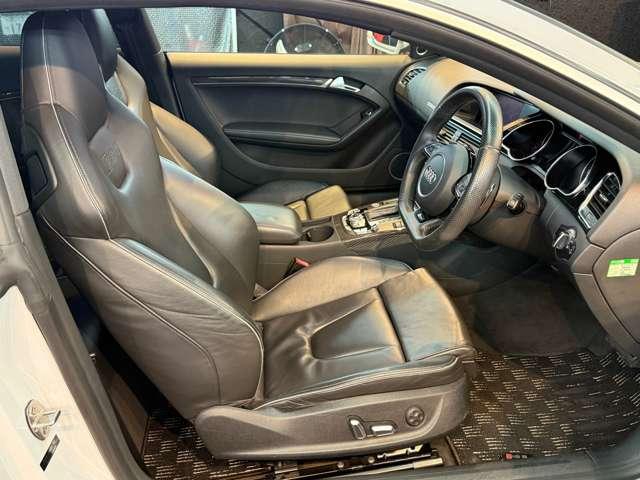 ＲＳ５ ベースグレード　４．２　４ＷＤ　スズカグレー　社外可変バルブマフラー　ＶＯＳＳＥＮ２０インチアルミ　リアディフューザー　リアスポイラー　車高調　強化イグニッションコイル　Ｖ８　４．２Ｌ　４５０ＨＰ（30枚目）