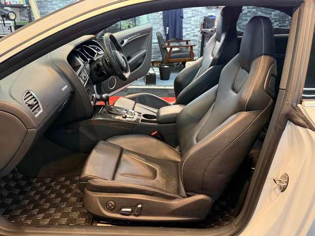 ＲＳ５ ベースグレード　４．２　４ＷＤ　スズカグレー　社外可変バルブマフラー　ＶＯＳＳＥＮ２０インチアルミ　リアディフューザー　リアスポイラー　車高調　強化イグニッションコイル　Ｖ８　４．２Ｌ　４５０ＨＰ（34枚目）