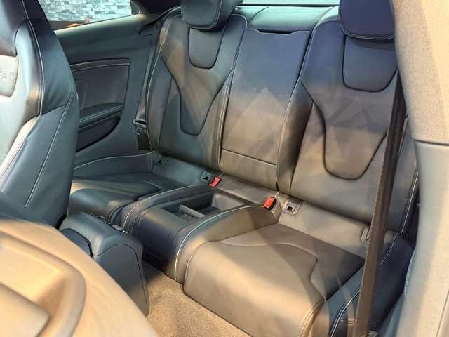 ＲＳ５ ベースグレード　４．２　４ＷＤ　スズカグレー　社外可変バルブマフラー　ＶＯＳＳＥＮ２０インチアルミ　リアディフューザー　リアスポイラー　車高調　強化イグニッションコイル　Ｖ８　４．２Ｌ　４５０ＨＰ（37枚目）