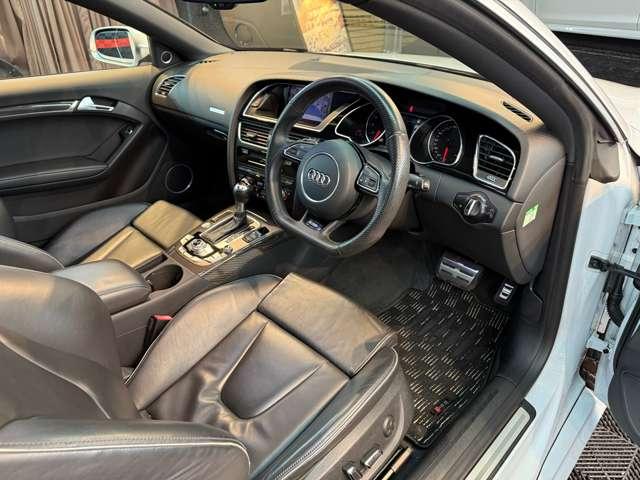 ＲＳ５ ベースグレード　４．２　４ＷＤ　スズカグレー　社外可変バルブマフラー　ＶＯＳＳＥＮ２０インチアルミ　リアディフューザー　リアスポイラー　車高調　強化イグニッションコイル　Ｖ８　４．２Ｌ　４５０ＨＰ（42枚目）