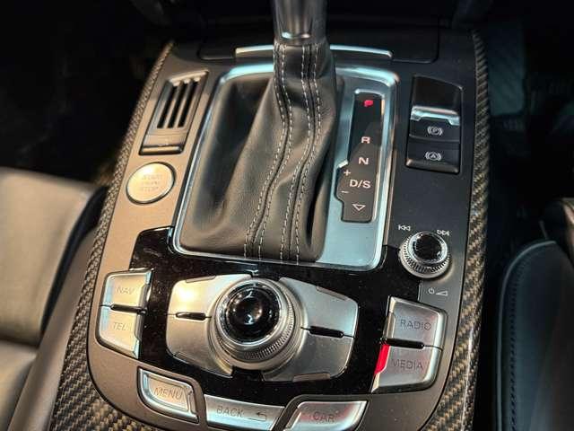 ＲＳ５ ベースグレード　４．２　４ＷＤ　スズカグレー　社外可変バルブマフラー　ＶＯＳＳＥＮ２０インチアルミ　リアディフューザー　リアスポイラー　車高調　強化イグニッションコイル　Ｖ８　４．２Ｌ　４５０ＨＰ（47枚目）