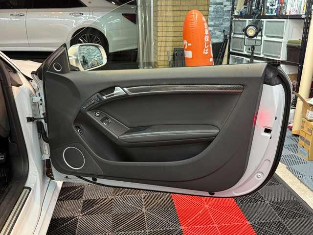 ＲＳ５ ベースグレード　４．２　４ＷＤ　スズカグレー　社外可変バルブマフラー　ＶＯＳＳＥＮ２０インチアルミ　リアディフューザー　リアスポイラー　車高調　強化イグニッションコイル　Ｖ８　４．２Ｌ　４５０ＨＰ（54枚目）