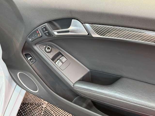 ＲＳ５ ベースグレード　４．２　４ＷＤ　スズカグレー　社外可変バルブマフラー　ＶＯＳＳＥＮ２０インチアルミ　リアディフューザー　リアスポイラー　車高調　強化イグニッションコイル　Ｖ８　４．２Ｌ　４５０ＨＰ（55枚目）