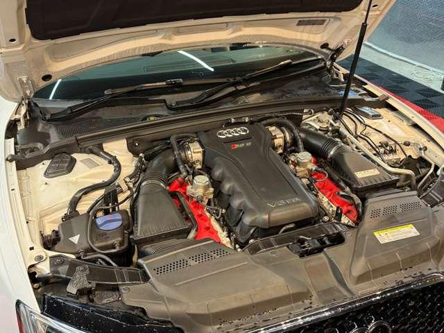 ＲＳ５ ベースグレード　４．２　４ＷＤ　スズカグレー　社外可変バルブマフラー　ＶＯＳＳＥＮ２０インチアルミ　リアディフューザー　リアスポイラー　車高調　強化イグニッションコイル　Ｖ８　４．２Ｌ　４５０ＨＰ（59枚目）