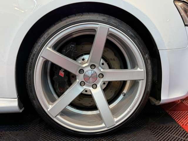 ＲＳ５ ベースグレード　４．２　４ＷＤ　スズカグレー　社外可変バルブマフラー　ＶＯＳＳＥＮ２０インチアルミ　リアディフューザー　リアスポイラー　車高調　強化イグニッションコイル　Ｖ８　４．２Ｌ　４５０ＨＰ（61枚目）