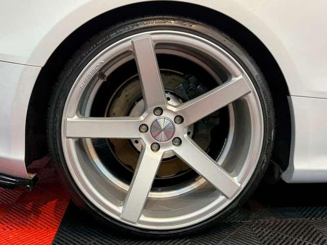 ＲＳ５ ベースグレード　４．２　４ＷＤ　スズカグレー　社外可変バルブマフラー　ＶＯＳＳＥＮ２０インチアルミ　リアディフューザー　リアスポイラー　車高調　強化イグニッションコイル　Ｖ８　４．２Ｌ　４５０ＨＰ（62枚目）